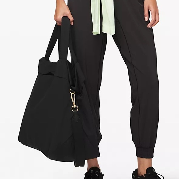 lululemon athletica Handbags - Lululemon NWOT On My Level Bag Large 30L